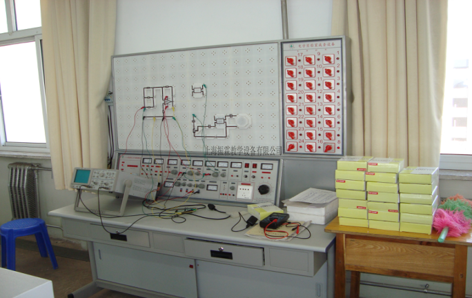 這一款是上海振霖教學設備公司生產(chǎn)的ZLCB-805型電工電子電力拖動實驗室成套設備（教師桌）。