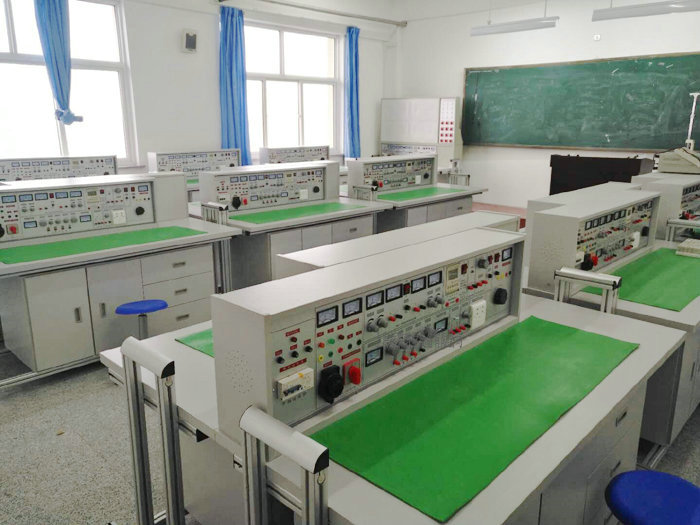 這一款是上海振霖教學(xué)設(shè)備公司生產(chǎn)的ZLCB-804型電工電子實(shí)驗(yàn)臺(tái)整體教室圖。
